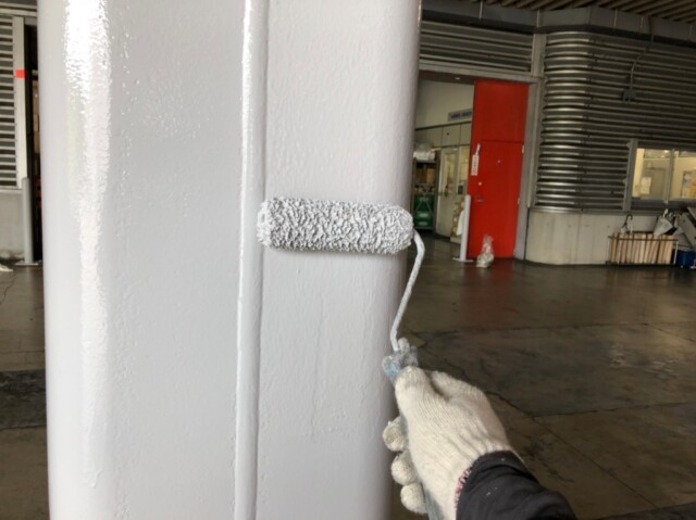 【鉄柱塗装】上塗り塗装<br />
<br />
より強靭な塗膜を形成して、耐候性や仕上がりを良くするため、もう一度、塗装を施します。